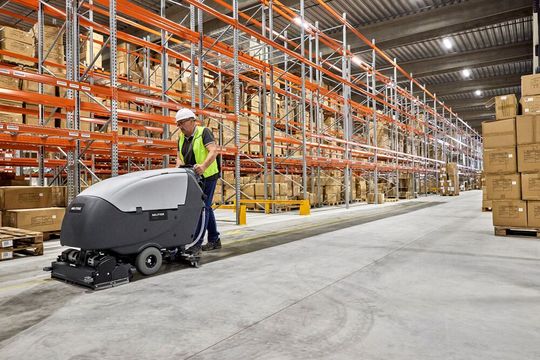 Die Nachläufer-Scheuersaugmaschinen des Typs SC650 von Nilfisk lösen jetzt die Baureihen BA651/751 und 851 ab. Mit den Neuen kämen viele Features zum Anwender, die die Reinigung von Böden in vielen Bereichen erleichterten und dabei auch noch Zeit und Ressourcen sparten.(Bild:  Nilfisk)