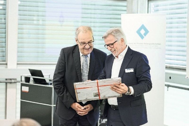 Bundespräsident Guy Parmelin (li.) im Gespräch mit Michael Merkle (re.), CEO der Agathon AG, bei seinem Besuch der Agathon AG in Bellach am «Tag des Familienunternehmens». (Bild: Agathon AG)