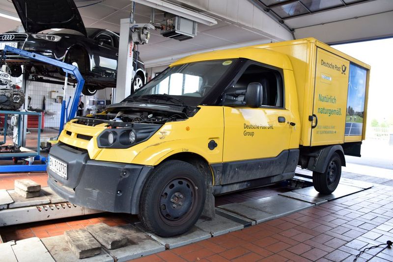 Das Autohaus Kühn wartet und repariert auch Streetscooter der Deutschen Post.  (Bild: »kfz-betrieb« / Rubbel)
