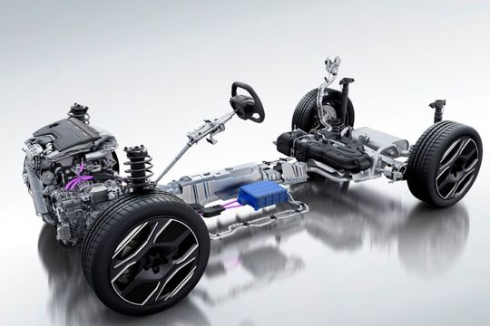 Die DCT-Hybridtechnik kombiniert einen 1,2-Liter-Benziner, einen 21 kW starken E-Motor, eine 0,9 kWh große Batterie unterm Fahrersitz und ein Doppelkupplungsgetriebe.(Bild:  Stellantis)