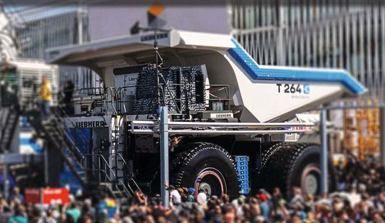 Bild 2: Liebherr konnte die Entwicklungszeit seiner Mining-Trucks verkürzen. Ein Beispiel ist der Truck T264 BET. Möglich wurde dies durch eine dezentrale Messdatenerfassung dicht am Sensor.(Bild:  Liebherr)