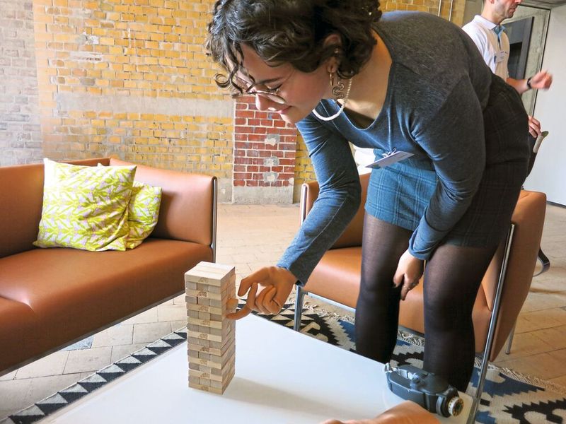 Dank Prothese mit Künstlicher Intelligenz kann Lina Wolf sogar Jenga spielen …  (Bild: Reinhardt / Devicemed)