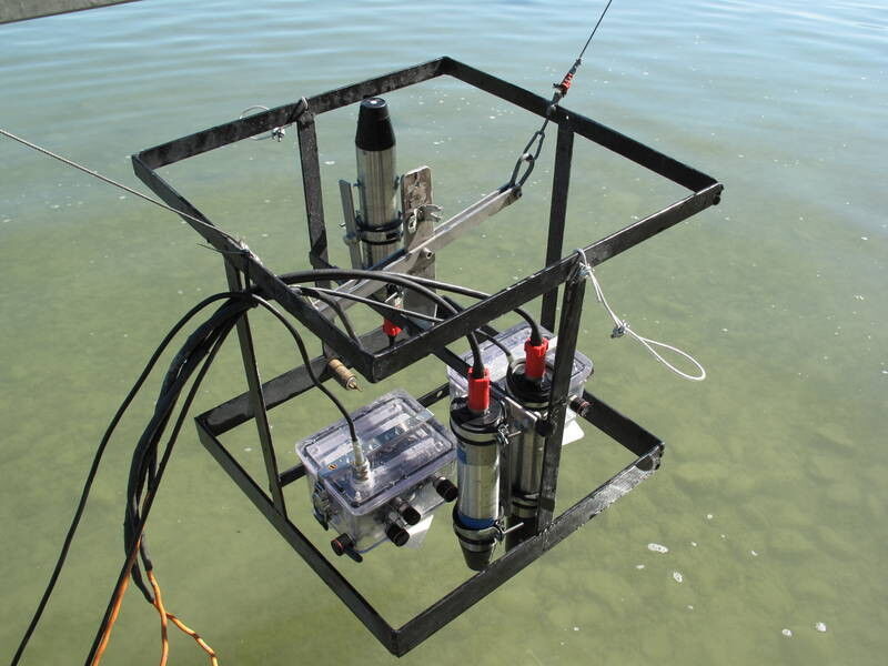 Abb. 4: Mit diesen Kameras und Sensoren fotografieren die Wissenschaftler vom Boot aus die Pflanzenbestände und messen Reflexionsmuster der Unterwasserpflanzen. (Bild: Limnologische Station/TUM)