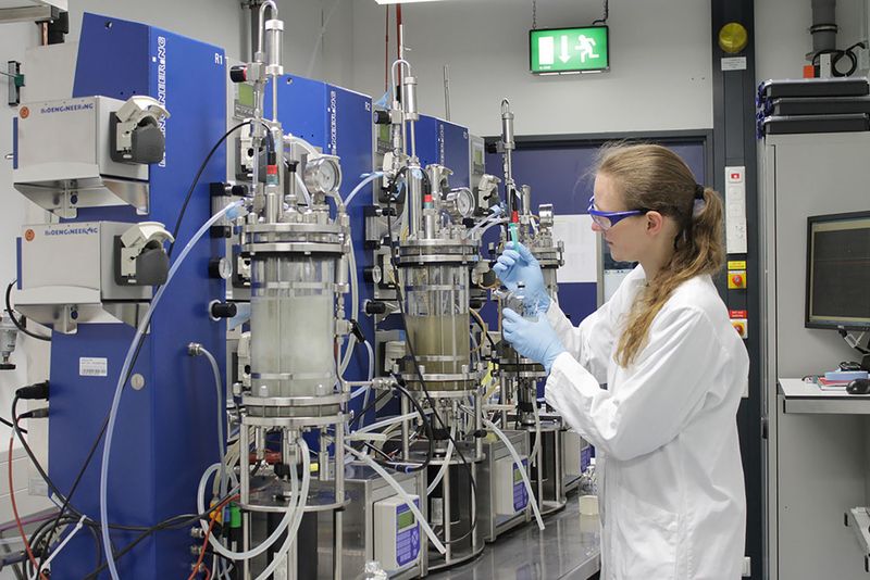 Fraunhofer stellt in seinen Fermentationsanlagen mit Synthesegas aus Stahlwerken Alkohol und Aceton her. Daraus lassen sich Kraftstoffe und Spezialchemikalien gewinnen. (Bild: Fraunhofer IME)