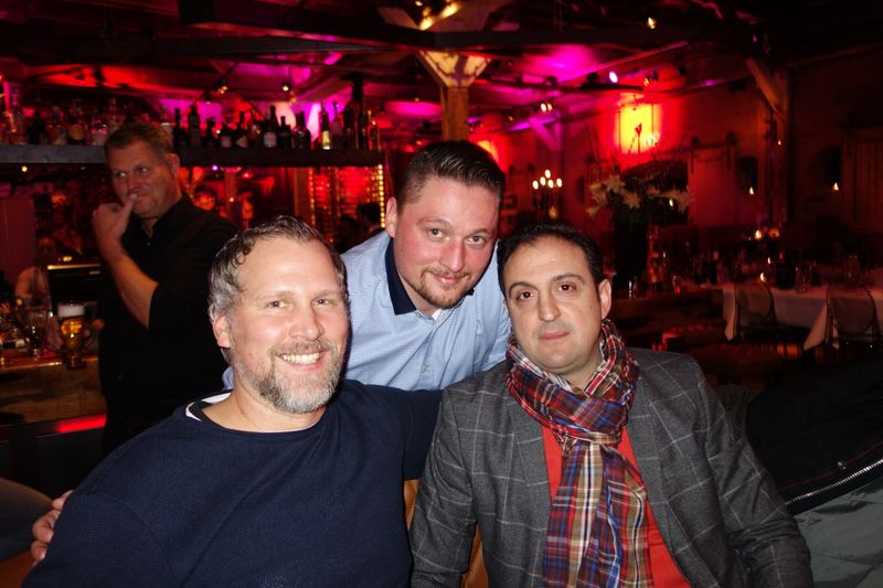 Engelbert Földenyi, S&K, mit Oliver Rösgen und Thomas Spanidis, Samsung. (Bild: IT-BUSINESS)