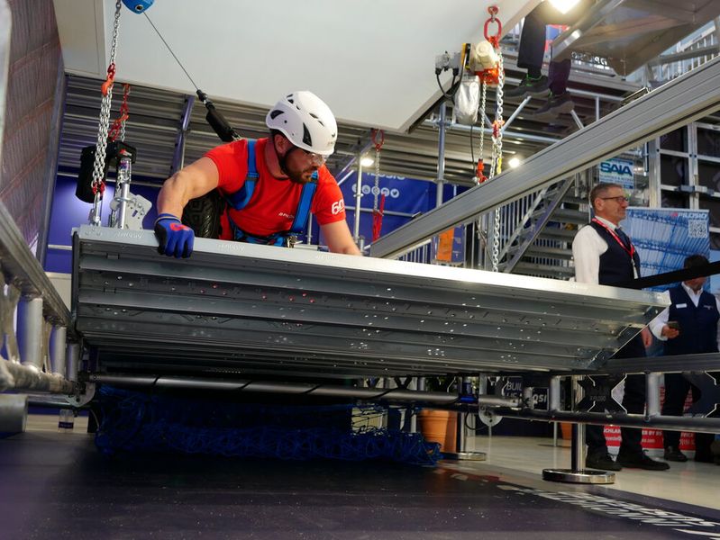 Beim italienischen Unternehmen Pilosio wurde der Gerüstbau live demonstriert. (Bild: Sandro Kipar/VCG)