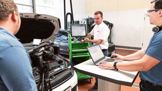 Bosch baut sein Angebot an Online-Schulungen für Werkstätten weiter aus. Neu ist das Trainingskonzept „Webcast on Demand“. (Bild: Bosch)