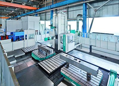 Fahrständer-Fräsmaschine Speedram 100 F mit einem 25-t-Tisch (vorne) und einem 40-t-Tisch. (Archiv: Vogel Business Media)