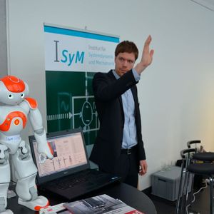 Per Bilderkennung den Kollegen Roboter steuern, auch das ein Thema auf der Hannover Messe 2016, vorgestellt vom Insitut Isym.