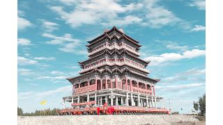 Es galt, fünf historische Gebäude zu versetzen, wie TII Scheuerle präzisiert. Allein das Hauptgebäude wog 10.000 Tonnen. Mit zwei Nebengebäuden, einem Torbogen und einer Stellwand kam man auf insgesamt 11.450 Tonnen, die über schwieriges Terrain bewegt wurden. (Bild: TII Scheuerle)