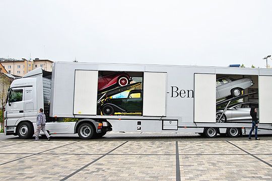 In den geschlossenen Aufbauten kamen die automobilen Schätze sicher nach Würzburg (Archiv: Vogel Business Media)