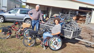 Fahrräder – in diesem Fall Hightech-Räder für Behinderte – gehören bei der Rumänienhilfe Karl ebenso zu den Spenden wie Textilien, Möbel und Lebensmittel. (Bild: Rumänienhilfe Karl)