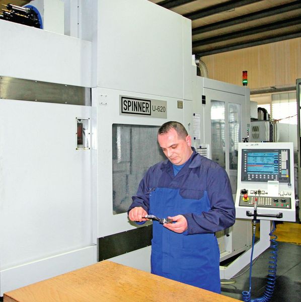 Faton Halitjaha vor der Spinner U-620, die von einer Sinumerik 840D sl gesteuert wird. (Hans Peter Küng)