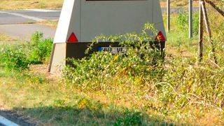 Einen solchen teilstationären Blitzer, auch „Enforcement Trailer“ genannt, wollte der Raser zerstören. (PoliScan Speed Enforcement Trailer, B 191, bei Dabel / Bruschi / CC BY-SA 4.0)