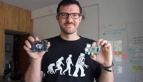 BrickPi (links) und Raspberry Pi (rechts) (Bild: Dexter Industries)