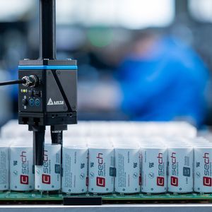 Effizienzgewinn: Eigentlich hätte bei Elektron Systeme und Komponenten die Bestückung der Leiterplatte mit Kondensatoren drei Mitarbeiter in Nachtschicht gebunden. Stattdessen kam der D-Bot zum Einsatz.(Bild:  Delta Electronics / Elektron)