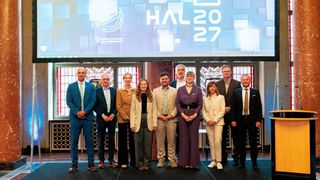 Launch von HAL2027 im Wappensaal des Berliner Roten Rathauses: Beteiligte, Unterstützer und Mitglieder des Preisgerichtes freuen sich auf spannende Einreichungen zum cybersicheren Verwaltungsarbeitsplatz der Zukunft.  (Bild: Cyberagentur)