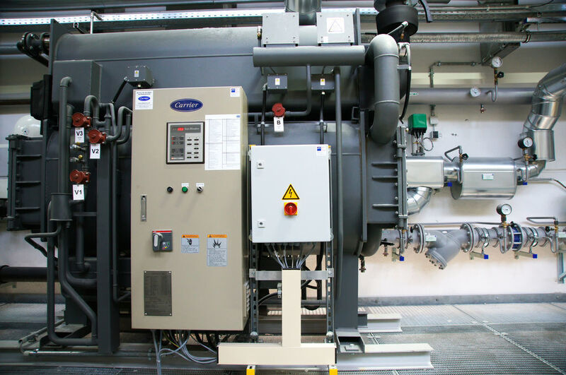 Mit der Abwärme der Druckluft erzeugt die Paul Hartmann AG in der Absorptionskältemaschine Kälte zur Kühlung der Schaltschränke. (Bild: Atlas Copco)