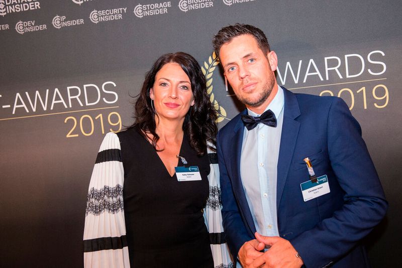 Bevor es richtig losgeht, bringen sich auch Gaby Schauer und Christian Knerr (beide Nutanix) noch vor der Fotowand in Position. (Bild: artful rooms / VIT)