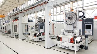 Bild 1: Agiles System aus mehreren Bearbeitungszentren im Aufbau. Auch die Daten zur Energieeffizienz von vernetzten Maschinen sollen gruppiert dargestellt werden. (Bild: MAG)