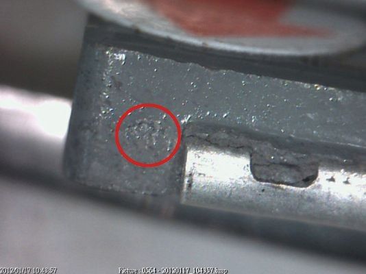 Bild 2: Beispiel eines kleinen akzeptablen Risses an der linken Anschlussseite (Bild: Würth Elektronik eiSos)