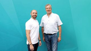 Tobias Weber (links), Leiter für Softwarestandardisierung und Digitalisierung bei PIA Automation, und Stephan Verclas, Manager bei der Digital Enabler GmbH, erklären im Interview, was sie unter moderner Wartung bei Montage- und Prüfanlagen verstehen.  (Bild: PIA Automation)