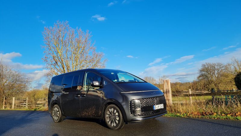 Der Staria wird grundsätzlich mit zwei Schiebetüren ausgeliefert, die wie auch die große Heckklappe elektrisch öffnen und schließen. (Bild: Autoren-Union Mobilität/Michael Kirchberger)