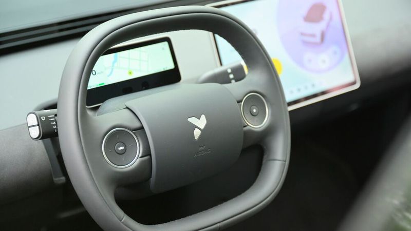 Sehr aufgeräumt und übersichtlich und zugleich wertig präsentiert sich das Cockpit des Firefly. (Bild: Nio Firefly)