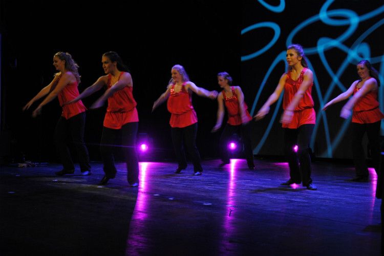 Eine Tanzgruppe brachte Schwung. (Foto: Baeuchle)