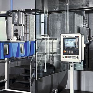 Gut einsehbarer ist der Arbeitsraum vom Bedienpult aus. Der Werkzeugwechsler erhöht den Automationsgrad der Maschine.(Bild:  Waldrich Siegen Werkzeugmaschinen GmbH)