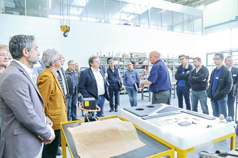 Ein Highlight der Fehlmann Hausausstellung war die Betriebsführung durch die Fertigung und Montage der verschiedenen Fehlmann-Maschinen mit Frank Fehlmann, Inhaber und Geschäftsführer. (Anne Richter, SMM)