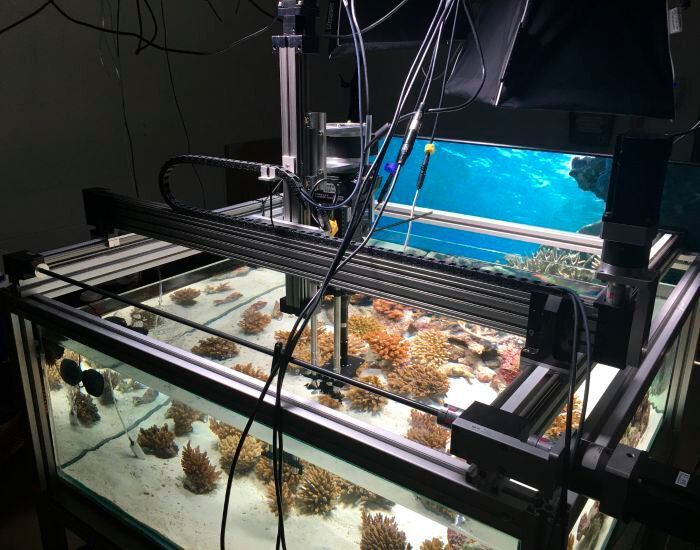 Filmen in Aquariumbecken: Filmaufnahmen im Aquarium sind eine große Herausforderung. Notwendig war ein großes, modulares Raumportal. Gemeinsam mit Igus entwarf und baute man ein dafür passendes Portal mit Aktoren, Robolink, Zahnrädern und Motoren.
 (Storm Petrel Studios LTD)