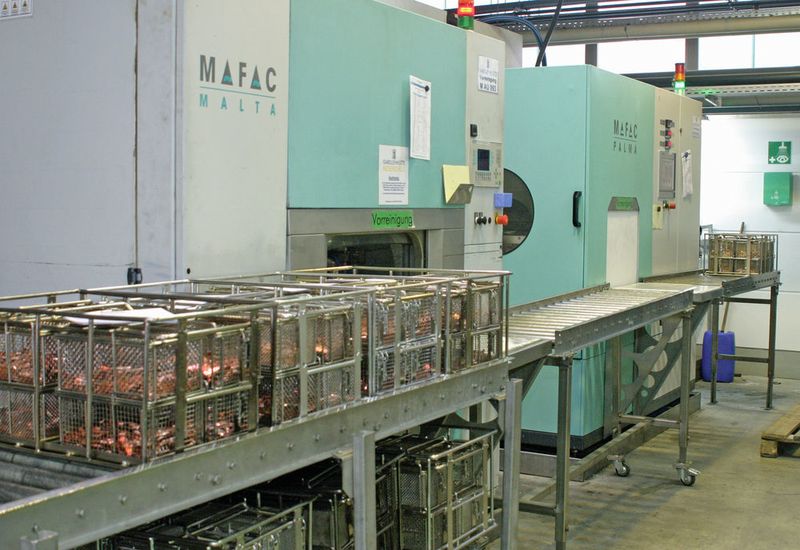 Zwei Spritzflut-Reinigungsmaschinen von Mafac mit Dreitanktechnik sorgen bei der Isabellenhütte für die Vorreinigung der Teile. (Mafac)