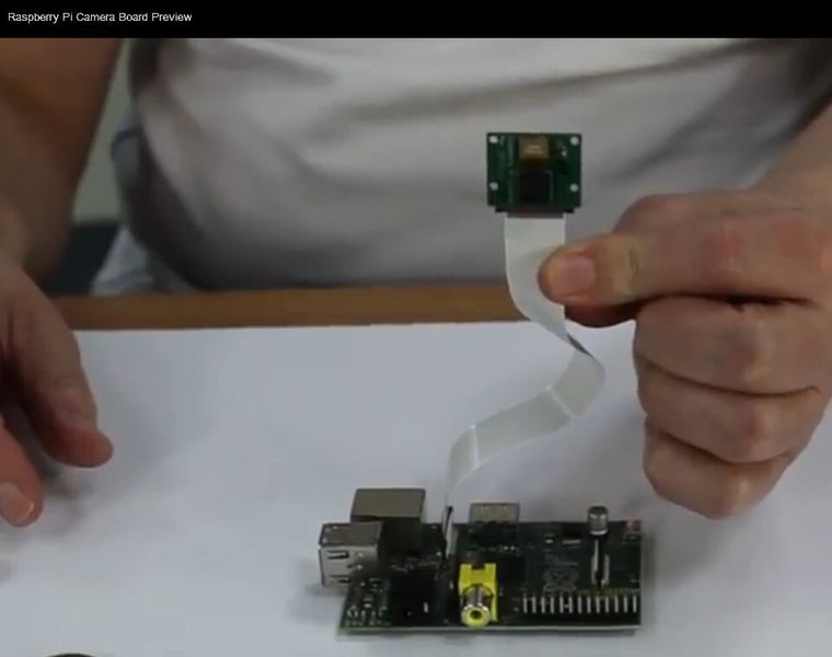 Mike Powell von Farnell element14 erklärt das Kameramodul für den Raspbery Pi: Startklar - der Raspberry ist mit dem Kameramodul via beiliegendem Kabel verbunden (Bild: Farnell)