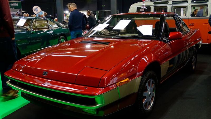 Der Subaru XT zeichnet sich durch seine Klappscheinwerfer und die extreme Keilform aus. (Bild: peterolthof / flickr)