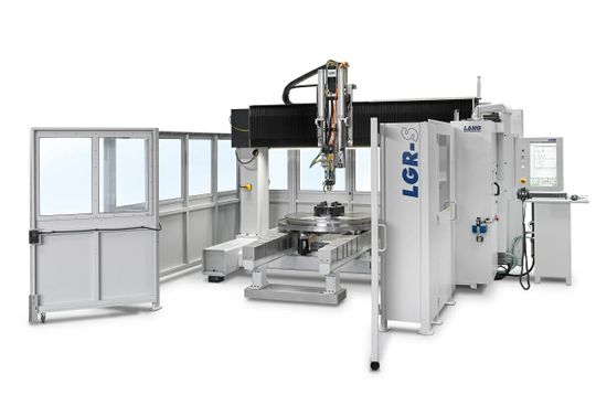 (Die Fräsmaschine LGR-S ermöglicht die hochpräzise Gravur von 2D- und 3D-Daten auf Reifenseitenwandformen nahezu aller Größen. Bild: Lang)