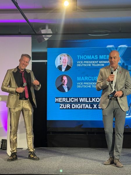 Thomas Meßmer (l.) und Marcus Rüger (Deutsche Telekom) eröffneten die DigitalX Süd in der Allianz Arena. (Bild: Vogel IT-Medien GmbH)