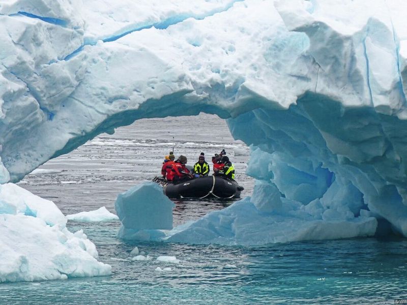 Während der spanischen Expedition PI-ICE nahm der Tropos-Forscher Sebastian Zeppenfeld vom Schlauchboot aus Proben vom Oberflächenfilm des Ozeans. Durch die chemische Analyse dieser Proben konnten die Forschenden später die Zuckerverbindungen analysieren und anhand der Konzentrationen den Einfluss auf globale Prozesse abschätzen.  (Bild: Manuel Dall'Osto, Institut de Ciències del Mar, CSIC / R/V Hespérides)