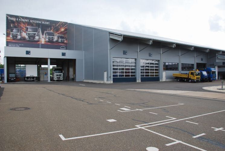 Der Trucker wird vom Service-Assistenten immer an die nächste freie Box geleitet. (Foto: Wenz)