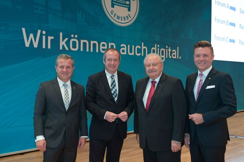 Auf die Digitalisierung gingen auf der Tagung unter anderem ein: (v.li.) ZDK-Vizepräsident Thomas Peckruhn, Staatssekretär Oliver Wittke, ZDK-Präsident Jürgen Karpinski und der zweite ZDK-Vize Wilhelm Hüsldonk. (Bild: Promotor)
