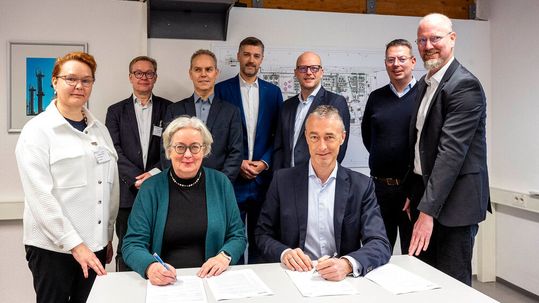 Unterzeichnung des erweiterten Nexsat-Lizenzvertrags: Outi Ervasti, Director Technology Management at Neste, und Peter Friesenhahn (CEO Haltermann Carless); im Hintergrund v.l.n.r.: Merja Pärssinen (Neste), Pasi Hagelberg (Neste), Jan Wahlström (Neste), Dr. André Rosehr (HC), Dr. Arne Hoppe (HC), René Tessmann (HC), Dr. Thorsten Ackmann (HC) (Bild:  Klaus Venus)