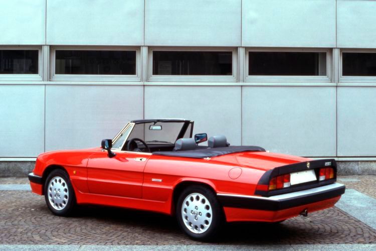 Im Sommer 1983 wurde die dritte Generaton, der Spider Aerodinamica, vorgestellt. Dem Stil der Achtzigerjahre entsprechend mit üppigem Front- und Heckspoiler. Auch diesmal fand die Öffentlichkeit wieder einen Kosenamen für das Modell: „Gummilippe“. (Bild: FCA)