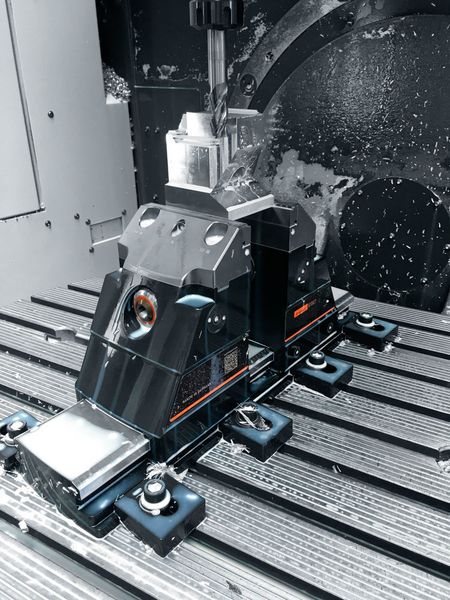 Mit diesem 5-Achsschraubstock lässt sich beispielsweise die Nutzung einer 5-Achsmaschine optimieren. (Hoffmann, München)