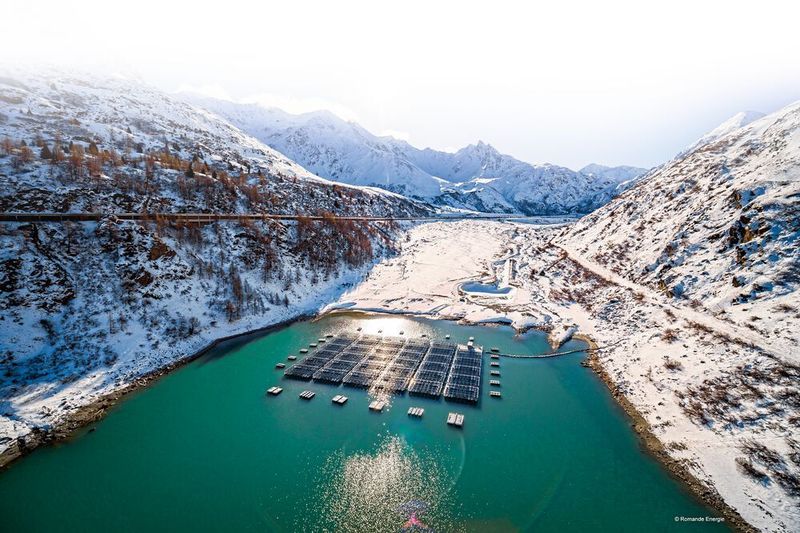 Elektrotechnik zum Staunen: Steckverbinder von Stäubli kommen in der schwimmende Solaranlage auf dem Schweizer Bergsee „Lac de Toules“ zum Einsatz. (Romande Energie)