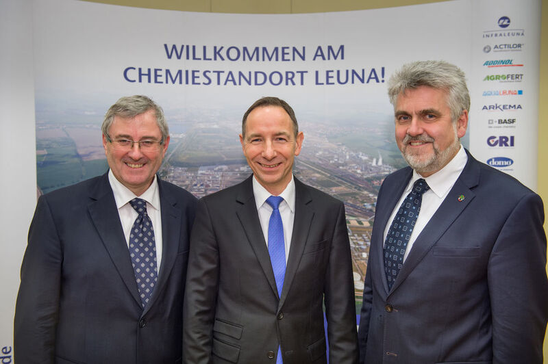 V.l.n.r.: Staatssekretär Ude, Infra Leuna-Geschäftsführer Günther und Wirtschaftsminister Willingmann (Tilo Weiskopf)