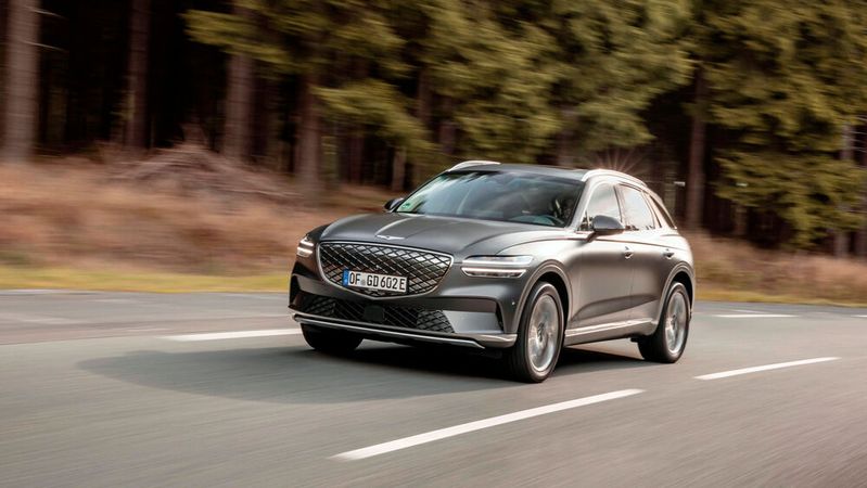 Der Genesis Electrified GV70 kostet laut Liste mindestens 67.300 Euro Der Genesis Electrified GV70 kostet laut Liste mindestens 67.300 Euro