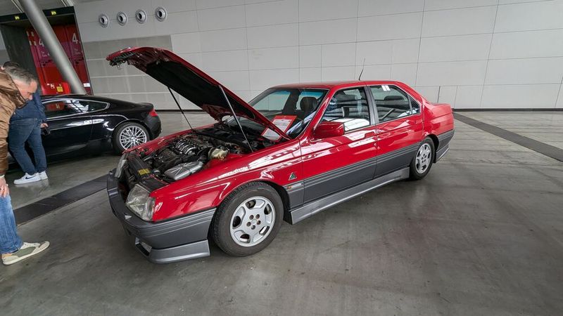 Zehn Jahre lang, von 1987 bis 1997, bot Alfa Romeo den 164 an. Der wurde zusammen mit Fiat und Saab entwickelt. Schwestermodelle sind der Fiat Croma, der Lancia Thema und der Saab 900. Doch im Unterschied zu diesen... (Bild: Dominsky – VCG)
