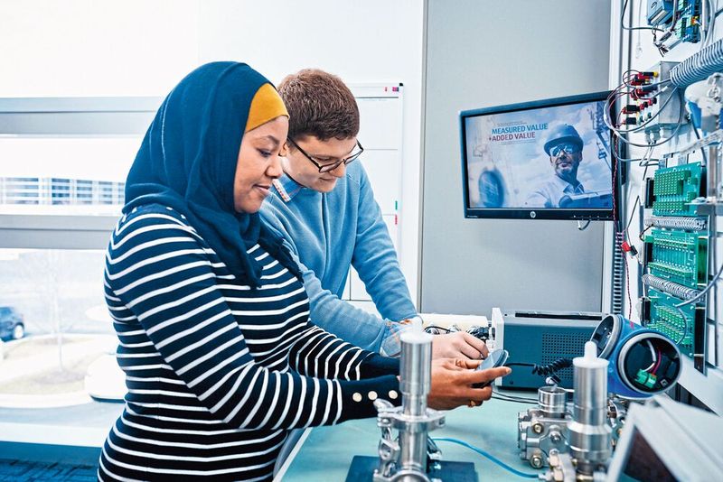   Endress+Hauser bildet einen Großteil der Fachkräfte selbst aus. So erleichtert beispielsweise in den USA ein Programm jungen Ingenieuren den Berufseinstieg.  (Bild:Endress+Hauser)