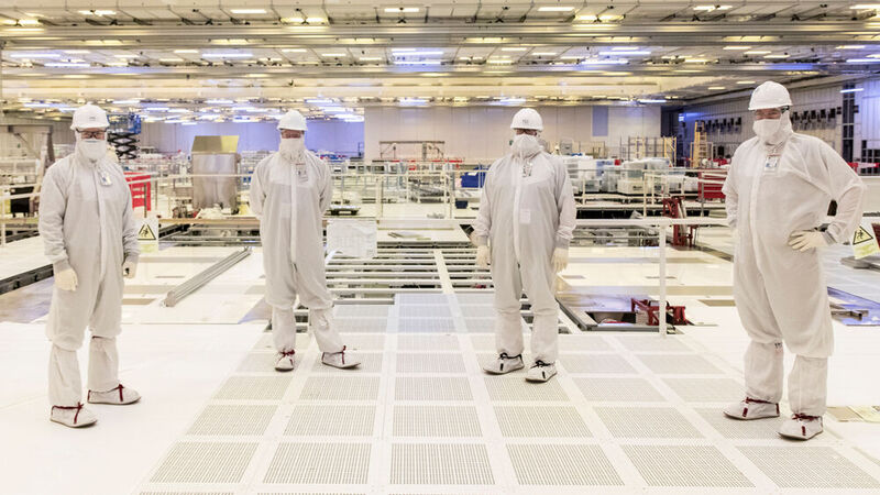 Erst vor wenigen Monaten hatte Magdeburg den Zuschlag als Standort für Intels neues europäisches Chipproduktionszentrums erhalten. Nun gibt der Chipriese bekannt, bereits im ersten Halbjahr mit dem Bau beginnen zu wollen. Sofern bis dahin der EU Chips Act verabschiedet ist. Im Bild Monteure beim Bau der neuen Halbleiterfabrik in Leixlip, Irland.