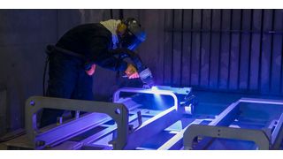 Beim thermischen Spritzen erhält der Stapler eine Legierung aus 85 % Zink und 15 % Aluminium. (Bild: Unicarriers)